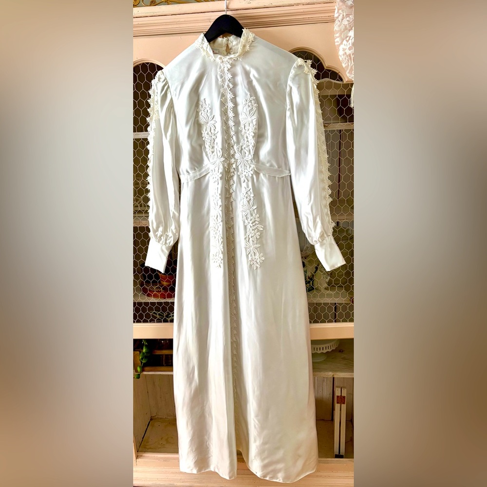 VINTAGE wedding dress with Cathedral Veil size 4 🤍 ILGWU Hess’s dept store